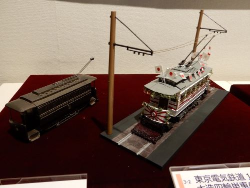 左：東京電気鉄道１形（市電821ヨソ八） 右：東京電気鉄道１形　木造四輪単車（花電車）