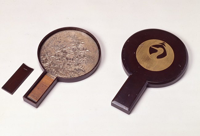 「鶴丸紋鏡箱(小)と南天模様柄鏡」 ポーラ文化研究所 蔵