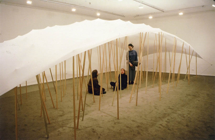 《Navigation Arch No. 7》1995年　ドリル・ホール・ギャラリー（キャンベラ）の展示風景　撮影：庄司達