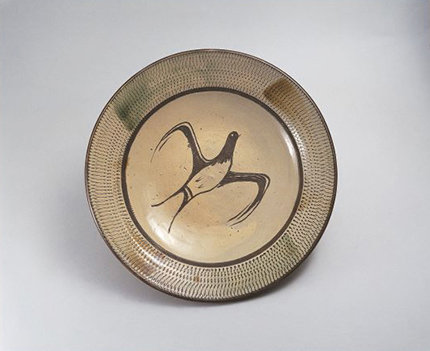 バーナード・リーチ《白化粧彫絵飛燕文皿》1954年 ©The Bernard Leach Family. All rights reserved,DACS&JASPAR 2022 G2771