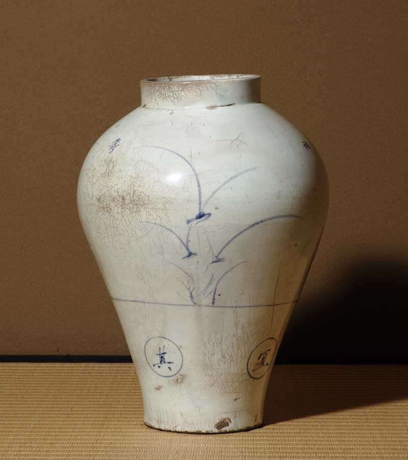 染付蘭文文字入壺 朝鮮時代　18世紀前半　38.8×28.5cm