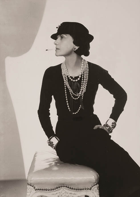 ココ・シャネル Coco Chanel 1935，ゼラチン・シルバー・プリント（後刷），個人蔵 Courtesy Association Internationale Man Ray, Paris / © MAN RAY 2015 TRUST / ADAGP, Paris & JASPAR, Tokyo, 2021 G2698