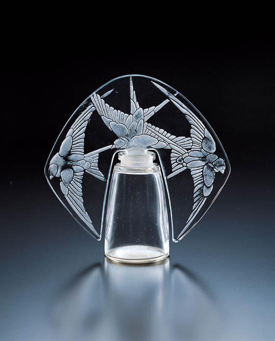 ルネ･ラリック　香水瓶《三羽のツバメ》1920年　高さ12.0cm

