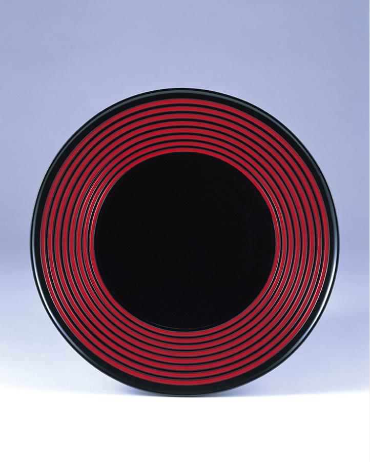 赤地友哉《曲輪造彩紅盛器》1960年　東京国立近代美術館蔵　撮影 斎城卓