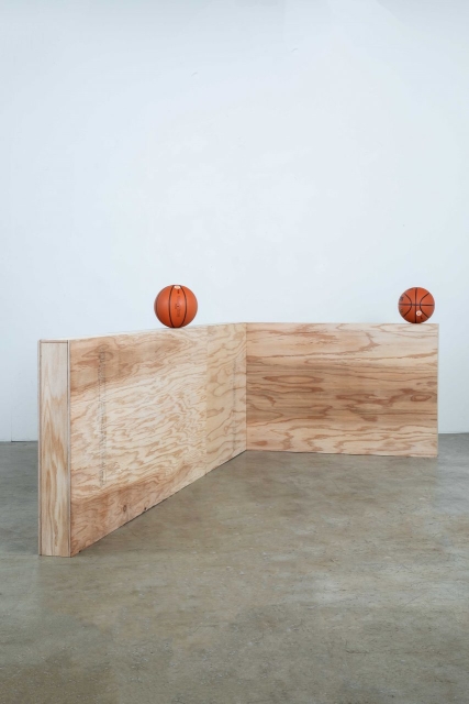 白川昌生「存在の階層」2022 合板、木、ボール　104×291×130 cm