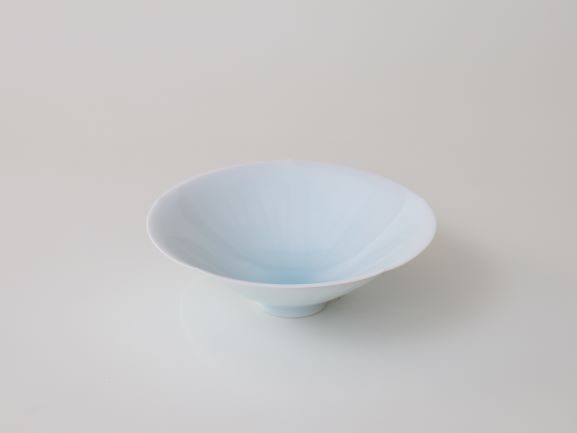 影青輪花茶碗　径16cm 高さ5.5cm