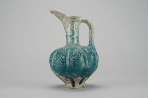 青緑釉下型押把手付水差（せいりょくゆうかかたおしみずさし）12-13世紀