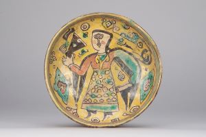 多彩飲酒人物文皿 イラン、10世紀、陶器、径19.1cm