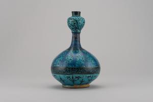 銘文入青緑釉下藍黒彩瓶（せいりょくゆうからんこくさいびん）13世紀