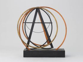 《アストロラーベ（天体観測器）》1957年考案（1964年までに再制作） 木製の台座、真鍮、銅、彩色されたスティール、拡大鏡　高さ67.5 cm　石橋財団アーティゾン美術館 © MAN RAY 2015 TRUST / ADAGP, Paris & JASPAR, Tokyo, 2022 G2928