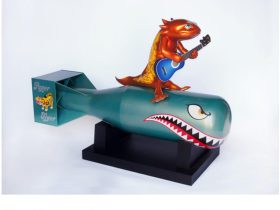 salamander ［PAPER TIGER］（H110×W160×D60㎝（台座含む）、FRP、塗料、合板、2022）