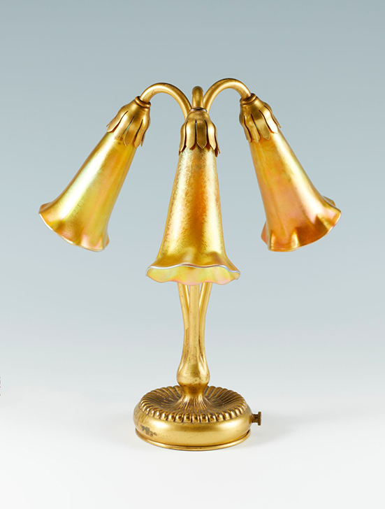 《三輪のリリィの金色ランプ》1901-1925  ティファニー・スタジオ  金メッキ、ブロンズ、オパール色の光沢ガラス Photo©Brain Trust Inc.　　