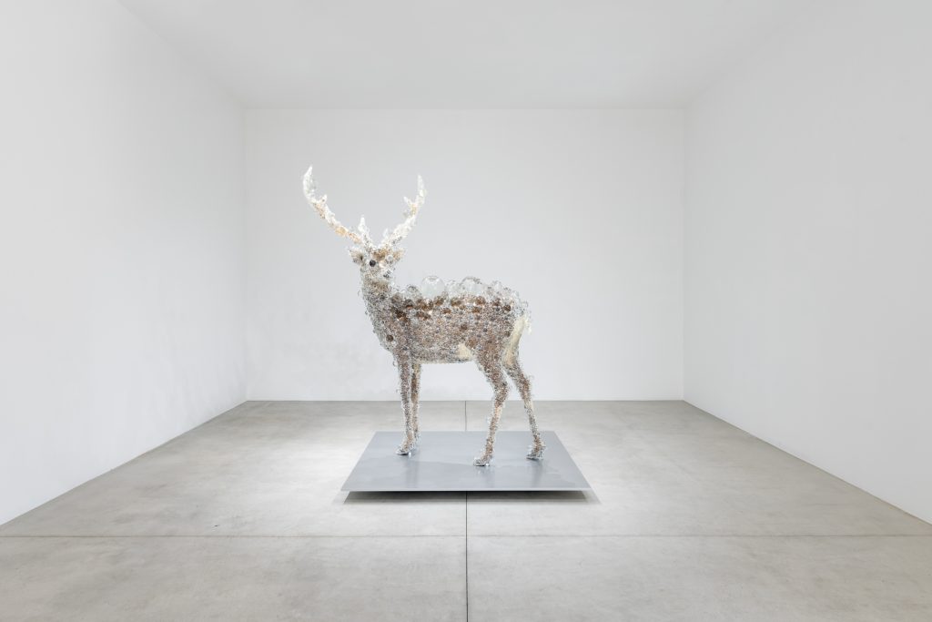 《PixCell-Deer#52》  2018年 ミクストメディア 217.3 × 189.6 × 150 cm 写真：小山田邦哉