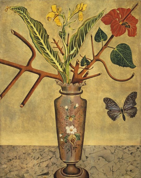 ジュアン・ミロ 《花と蝶》1922-23年　横浜美術館　©Successió Miró/ADAGP, Paris & JASPAR, Tokyo, 2022 E4304 葉脈の一本一本に至るまで緻密に描いた、写実的な描写の最後の数点の一つ。赤いハイビスカスの花に向かって羽ばたく蝶の様子は、当時ミロの周辺で紹介されていた俳句「落下枝に帰ると見れば胡蝶かな」を思わせる。