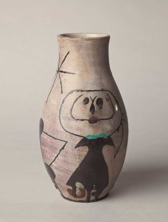 ジュゼップ・リュレンス・イ・アルティガス、ジュアン・ミロ 《花瓶》1946年　個人蔵　©Successió Miró/ADAGP, Paris & JASPAR, Tokyo, 2022 E4304 バルセロナの美術学校時代からの親友で、日本文化に造詣が深い陶芸家、アルティガスとの共同制作。ミロが人物像を絵付けしている。ミロは日本の焼き物の虜になり、初来日の際にはいくつかの窯元も訪れている。