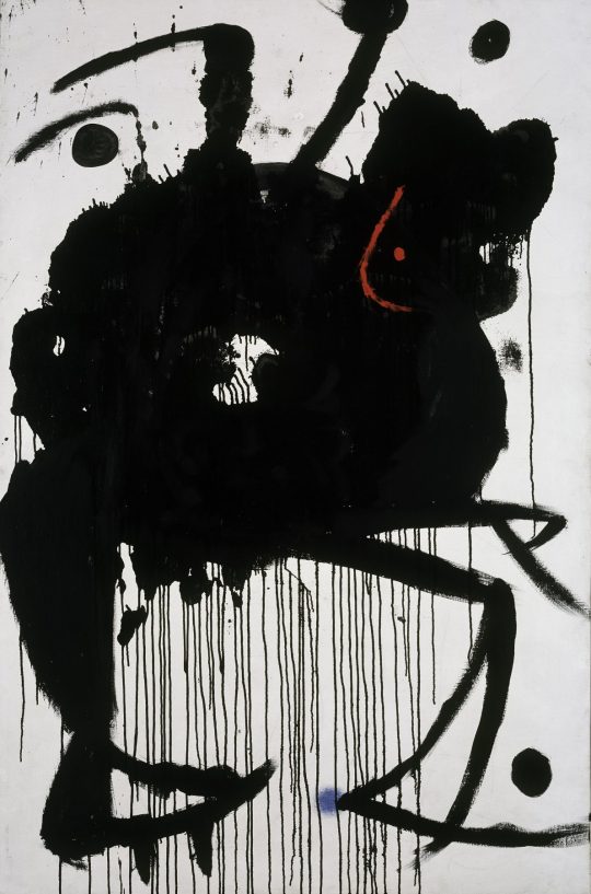 ジュアン・ミロ 《絵画》1966年　ピラール＆ジュアン・ミロ財団、マジョルカ　Fundació Pilar i Joan Miró a Mallorca Photographic Archive ©Successió Miró/ADAGP, Paris & JASPAR, Tokyo, 2022 E4304 1966年の初来日からパリに戻ったのち、ひと月のうちに描かれた。「日本の書家たちの仕事に夢中になった」というミロが得た、書家たちからの刺激が見て取れるような作品。