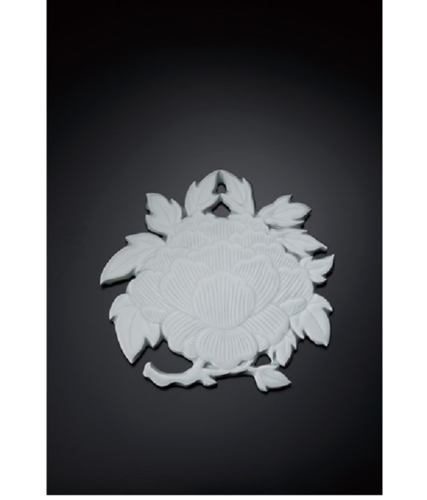 青白磁枝牡丹紋盤（H1.2×W27.2×D27.2cm）