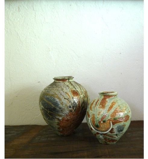 左：自然釉壺（H23.2×W20.2㎝）、右：自然釉壺（H17.8×W16.0㎝）