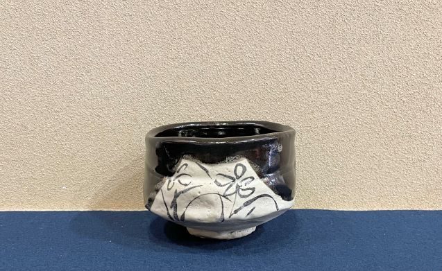 加藤卓男  「黒織部茶碗」　共箱  径13.2cm 高さ8.7cm