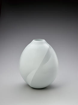 前田昭博 《白瓷壺》 2012年 東京国立近代美術館蔵