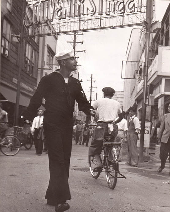 《ドブ板通りを歩く米兵》 1955年10月 米公文書館蔵（横須賀市立中央図書館郷土資料室提供）