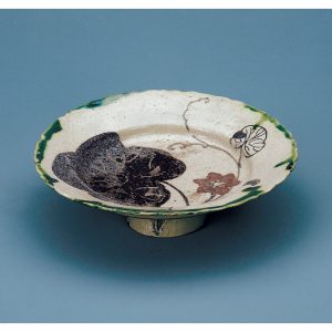 「織部輪花南瓜葉文台鉢」 桃山時代(17世紀)