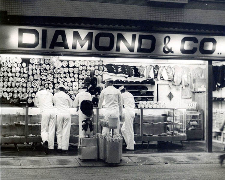 《ドブ板通り・ダイヤモンド商会でパッチを選ぶ米兵たち》 1958年頃　ダイヤモンド商会蔵