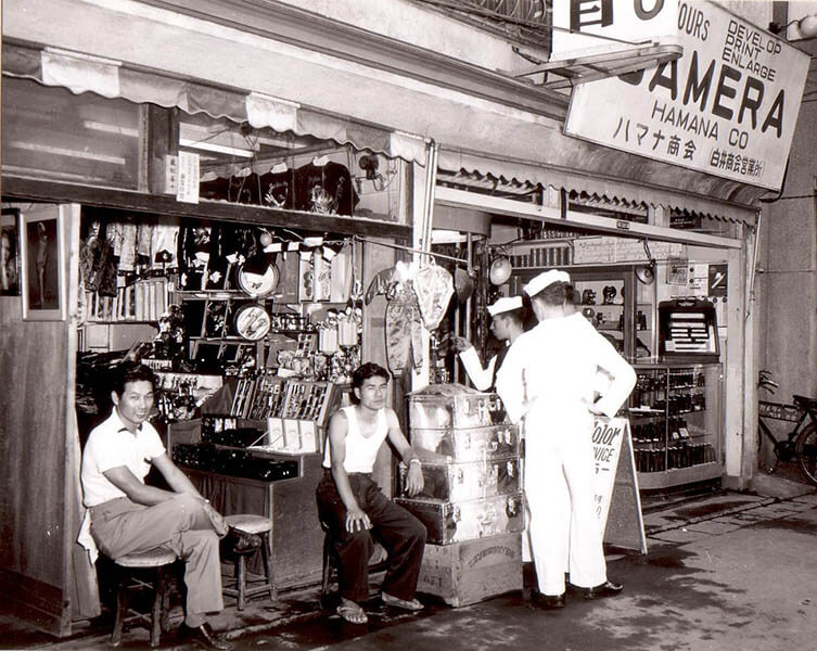 《ドブ板通りの米兵向け土産物店「スーベニヤ」》 1956年9月 米公文書館蔵（横須賀市立中央図書館郷土資料室提供）