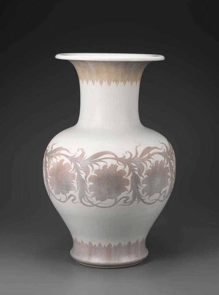 《葆光彩磁牡丹文様花瓶》1922年　東京国立近代美術館蔵
