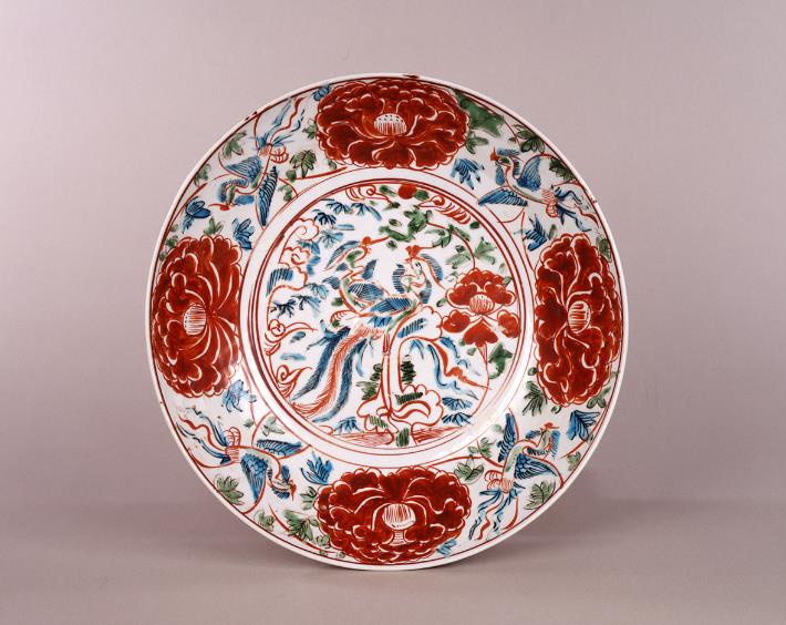 《五彩牡丹鳳凰文盤》 明時代（17世紀） 静嘉堂文庫美術館蔵 後期（11/10～12/19）展示