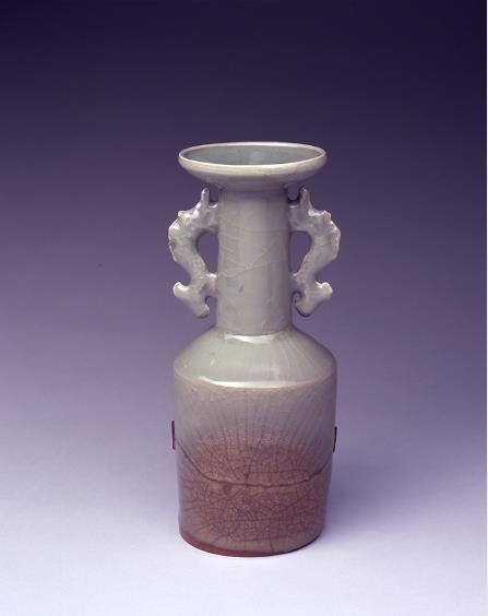 《青磁鯱耳瓶（砧花入）》 南宋時代（13世紀） 静嘉堂文庫美術館蔵
