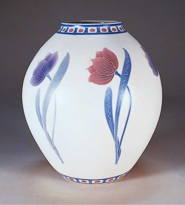 《葆光彩磁草花文花瓶》1917年頃　石川県立美術館蔵