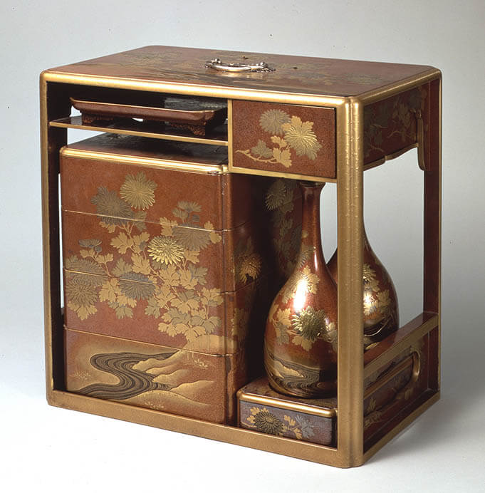 「菊蒔絵提重」江戸時代（18〜19 世紀）、永青文庫蔵