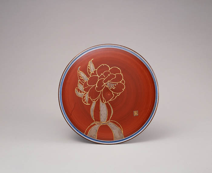 富本憲吉《磁器　赤地金銀彩徳利に椿模様　円陶板》昭和29年（1954） 奈良県立美術館蔵