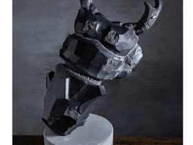 「アンタエウスのトルソ」21×19×高さ33cm／台座径13.5×高さ8.5cm　 黒御影石、ブロンズ／モルタル（台座）