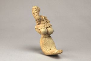 女性土偶 紀元前3000年頃 古代オリエント博物館蔵 女性の豊かな部分が強調されています。
