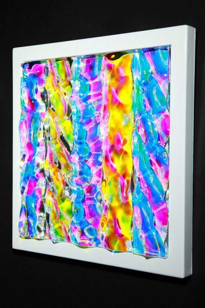 「Multidimensional prism」 アクリル、特殊フィルム、木材 H32 × W32 × D5 cm