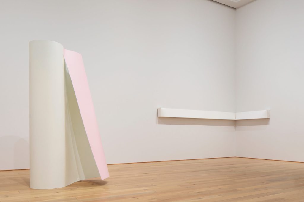 渡辺信子《White and Pink》2020 《Corner pieces-White》2020 滋賀県立美術館蔵　画像提供：DIC川村記念美術館