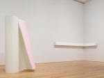 渡辺信子《White and Pink》2020 《Corner pieces-White》2020 滋賀県立美術館蔵　画像提供：DIC川村記念美術館