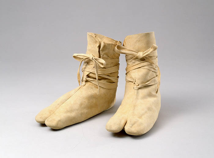 踏皮（白革足袋）四足の内　徳川家康着用　江戸時代　17世紀　徳川美術館蔵