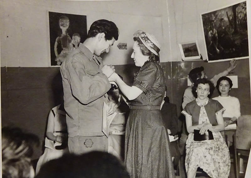 駐留軍に勤務。絵画展での授賞式。1954−55年頃　モトナガ資料研究室提供