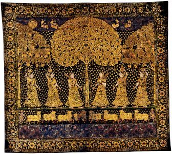 クリシュナ図金更紗 17－18世紀 平山郁夫シルクロード美術館蔵 金や銀の糸で刺繍された寺院を飾る布。本尊の「後ろの掛け物」という意味のピチュワーイーと呼ばれます。
