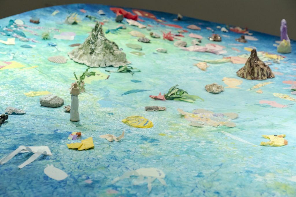 参考作品 大平由香理《しらぬいの海》（部分） 2019 年 パネルに顔料、和紙、陶器