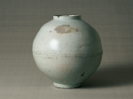 《白磁壺》 朝鮮時代（18世紀後期） 日本民藝館所蔵 H32.7cm×MD12.5cm