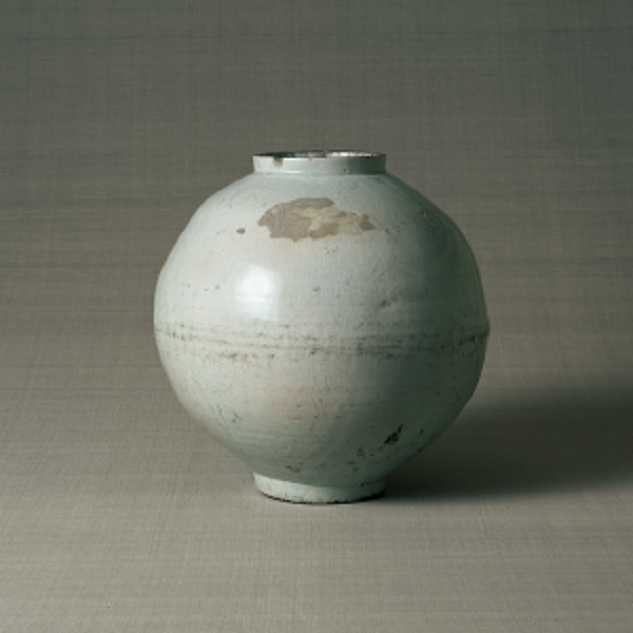 《白磁壺》 朝鮮時代（18世紀後期） 日本民藝館所蔵 H32.7cm×MD12.5cm