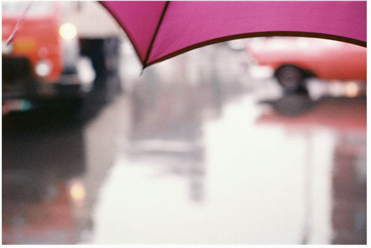 ソール・ライター《薄紅色の傘》1960年頃　発色現像方式印画 © Saul Leiter Foundation