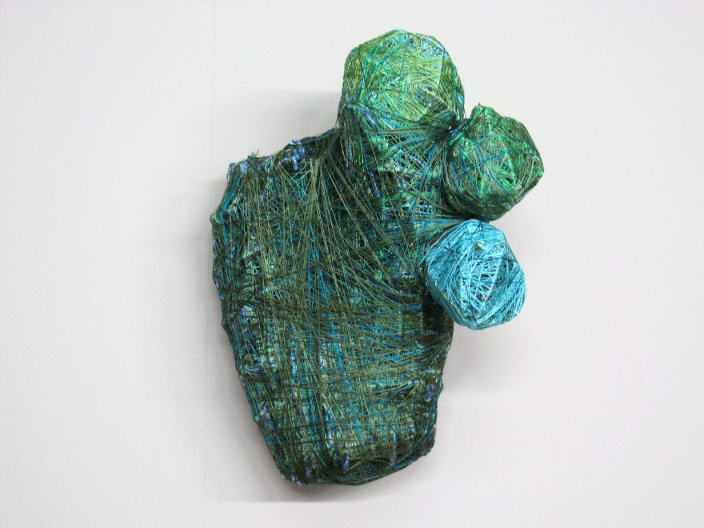 反保千佳子《こぼれる種》 絹糸、ビニールチューブ、ワイヤー 20×11×24cm