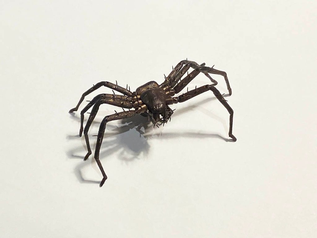 満田晴穂　B:自在脚高蜘蛛　(ジザイアシダカグモ)　  2022　銅、真鍮、青銅　7×12×3cm　
