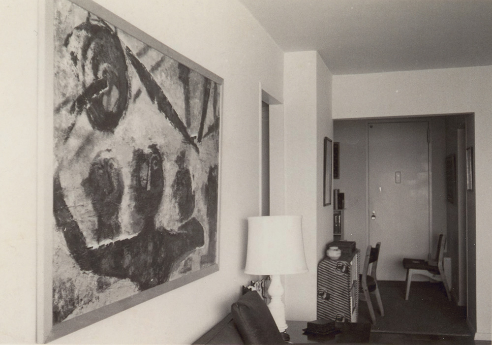 ドナルド・キーンのニューヨークの自宅　1961年　個人蔵 ※ 壁に掛けられているのは井澤元一の作品《壬生狂言》（1959年制作） 　