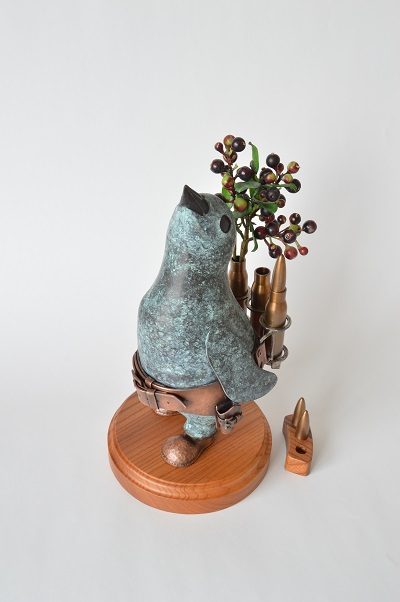 作品名：Chick Penguin ～火器をすてて花器をもつ～  サイズ：H28.5×W16×D17cm  材質：　銅､ステンレス､真鍮、木（欅）